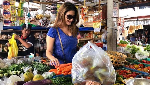 Gaya Kece Tamara Bleszynski Saat Blusukan ke Pasar Tradisional