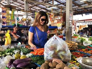 Gaya Kece Tamara Bleszynski Saat Blusukan ke Pasar Tradisional