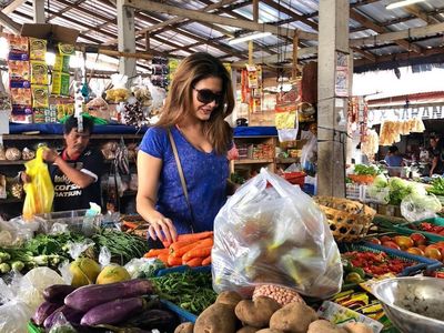 Gaya Kece Tamara Bleszynski Saat Blusukan ke Pasar Tradisional