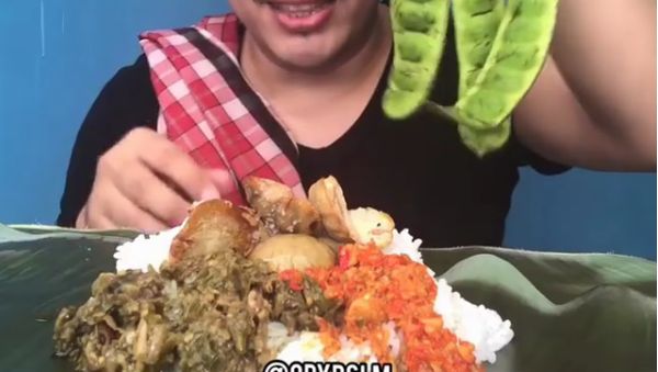 Serunya YouTuber Sunda yang Doyan Makan Pete dan Sarang Lebah