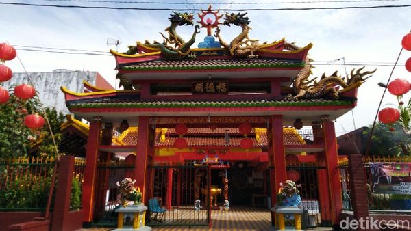 Jelang Imlek, Klenteng Hok Tek Bio Mulai Memerah