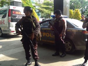 Dikawal Brimob Bersenjata, Baasyir Tinggalkan RSCM Kencana Dikawal Brimob Bersenjata, Baasyir Tinggalkan RSCM Kencana