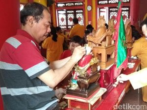 Sambut Imlek, Rupang Kelenteng Tri Dharma di Magelang Dibersihkan