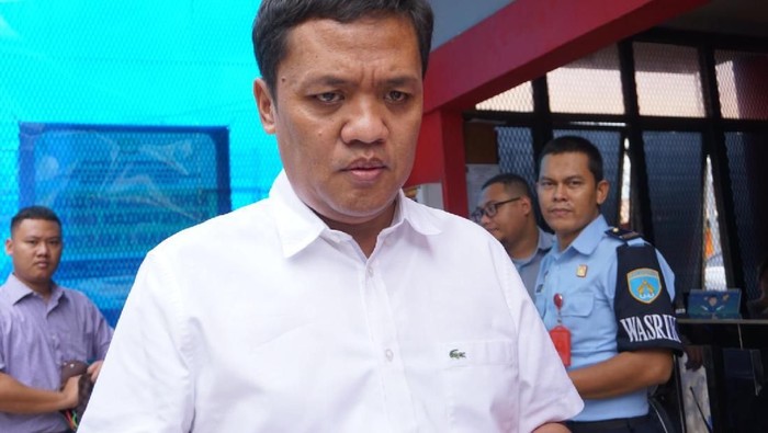 Juru bicara Direktorat Advokasi BPN Prabowo-Sandi, Habiburokhman, menjenguk Ahmad Dhani di Rutan Cipinang, Jakarta. Namun, dia kecewa karena tidak diperbolehkan masuk oleh pihak Rutan Cipinang.