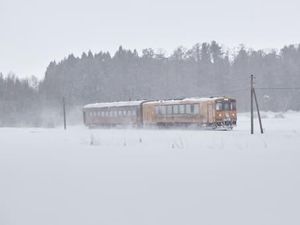 Potret Kereta Antik di Tengah Salju Musim Dingin Jepang Potret Kereta Antik di Tengah Salju Musim Dingin Jepang