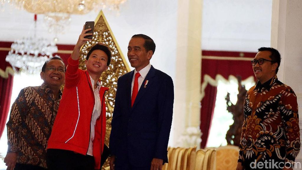 Senyum Semringah Liliyana Natsir Saat Berjumpa Jokowi
