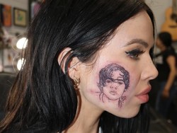 Wanita Ini Viral Karena Tato Wajah Bergambar Harry Styles, Ternyata Palsu
