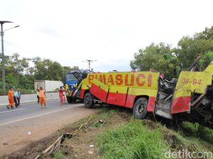 Alat Berat Angkat Bangkai Bus Bima Suci di Cipularang