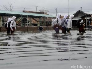 Menerobos Banjir di Pekalongan, Garap Try Out di Kelas Tergenang
