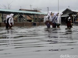 Menerobos Banjir di Pekalongan, Garap Try Out di Kelas Tergenang