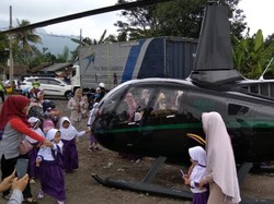 Mendarat Darurat di Cianjur, Helikopter Ini Jadi Tontonan Warga