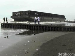 Tongkang Raksasa Terdampar di Pemalang Jadi Ajang Swafoto Warga