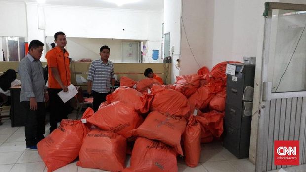 Belasan ribu eksemplar tabloid Indonesia Barokah yang tertahan di Kantor Pos Palembang.