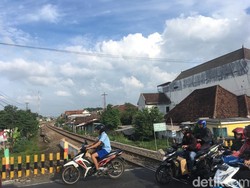 Bantaran Rel KA di Mojokerto jadi Hunian Liar Sejak Orde Baru