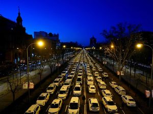 Gara-gara Uber, Jalan Utama Madrid jadi Parkiran Dadakan