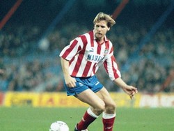 Pada awal 90-an, Schuster memutuskan pindah ke Atletico Madrid tapi hanya mampu memberikan dua gelar Copa del Rey. Schuscter jadi salah satu dari sedikit pemain yang pernah berseragam Barca, Madrid, dan Atletico. (Getty Images)