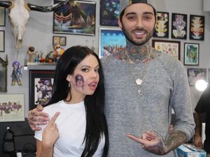 Bikin Heboh, Penyanyi Ini Tato Pipinya dengan Wajah Harry Styles