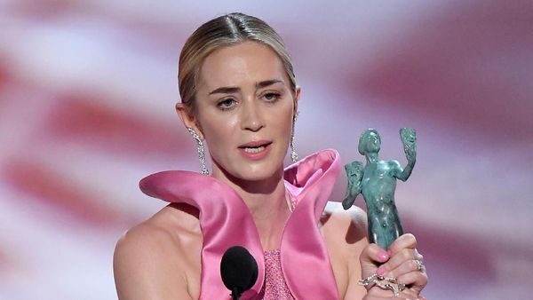Keren, Emily Blunt Pakai Perhiasan Karya Desainer Indonesia di SAG Awards 2019