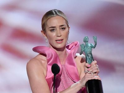 Keren, Emily Blunt Pakai Perhiasan Karya Desainer Indonesia di SAG Awards 2019