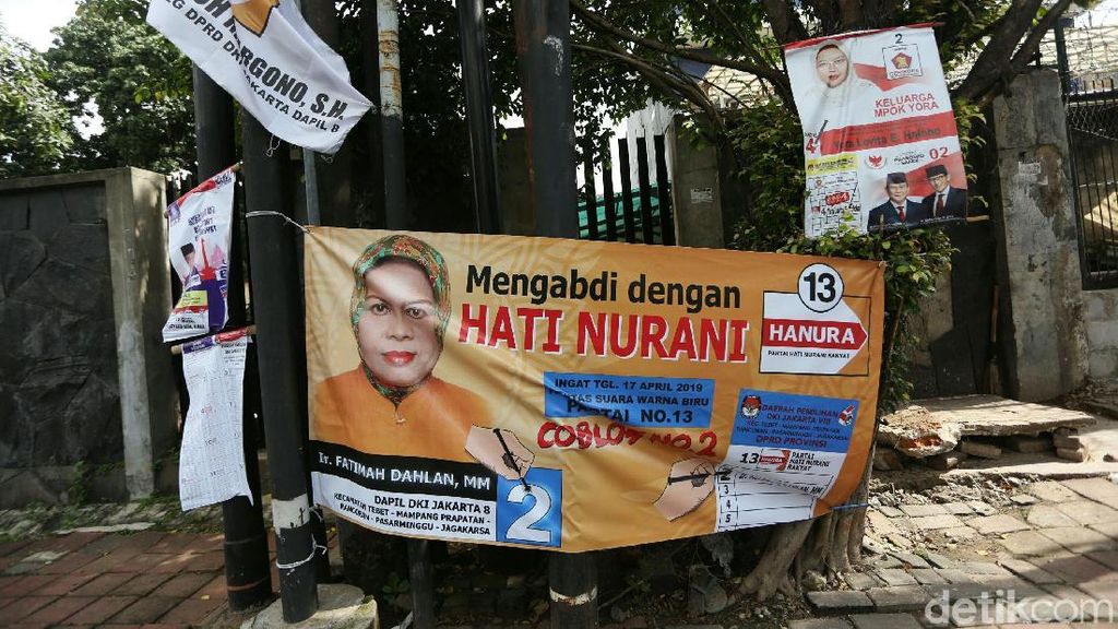 Caleg Penghuni Pohon dan Tiang Listrik Hiasi Duren Tiga Caleg Penghuni Pohon dan Tiang Listrik Hiasi Duren Tiga