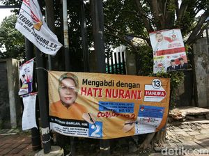 Caleg Penghuni Pohon dan Tiang Listrik Hiasi Duren Tiga