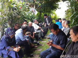 Sejumlah Mantan Menteri Melayat ke Rumah Duka Rahman Tolleng