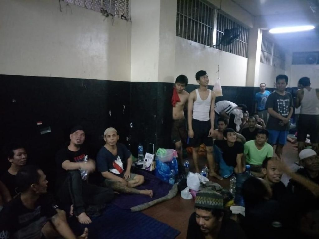 Ahmad Dhani di Rutan: Dibandingkan dengan Ahok, Menolak Perokok Ahmad Dhani di Rutan: Dibandingkan dengan Ahok, Menolak Perokok