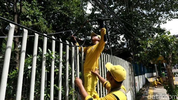 Akhirnya, Kabel Menjuntai di Kawasan Jakarta Dirapikan