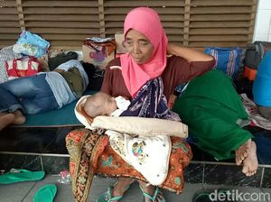 Sudah Sepekan Ratusan Penumpang Terlantar di Pelabuhan Tanjung Wangi Sudah Sepekan Ratusan Penumpang Terlantar di Pelabuhan Tanjung Wangi