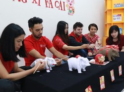 Mahasiswa Ubaya Sambut Imlek dengan Menghias Babi dari Tanah Liat