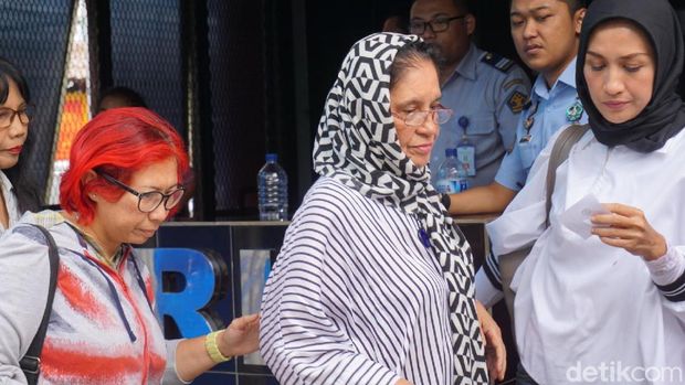 Ibunda Ahmad Dhani, Joyce Theresia Pamela Kohler menjenguk putranya di Rutan Cipinang, Jakarta Timur