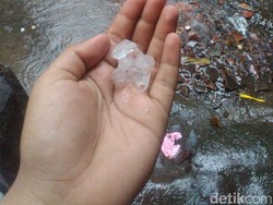 Hujan Es Rusak Rumah Warga di Sulsel