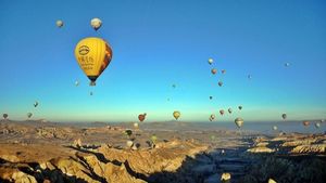 Lepas Rindu: Foto Indahnya Balon Udara Ngambang di Cappadocia