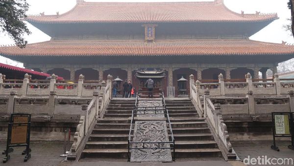 Foto: Batu Prasasti Unik di China yang Dibawa Lewat Sungai Membeku