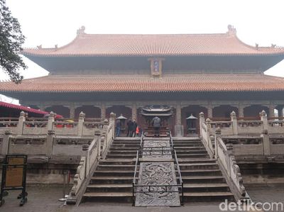 Foto: Batu Prasasti Unik di China yang Dibawa Lewat Sungai Membeku