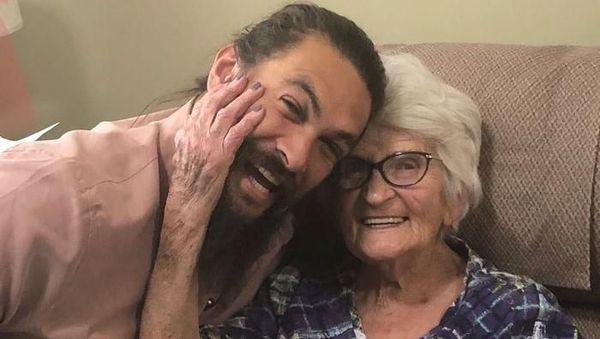 Makin Naksir! Saat Jason Mamoa Kunjungi Neneknya