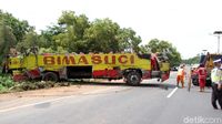 Bangkai Bus yang Terguling di Tol Cipularang Dievakuasi