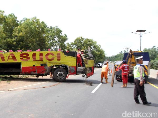 Bangkai Bus yang Terguling di Tol Cipularang Dievakuasi