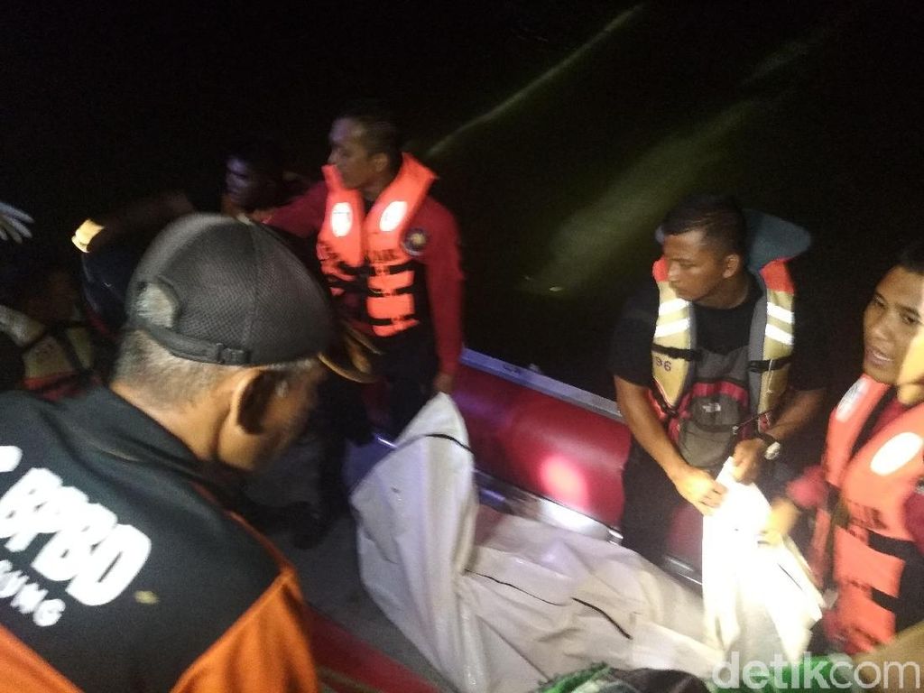 Susahnya Evakuasi Korban Mobil Tercebur Sungai Brantas Tulungagung Susahnya Evakuasi Korban Mobil Tercebur Sungai Brantas Tulungagung