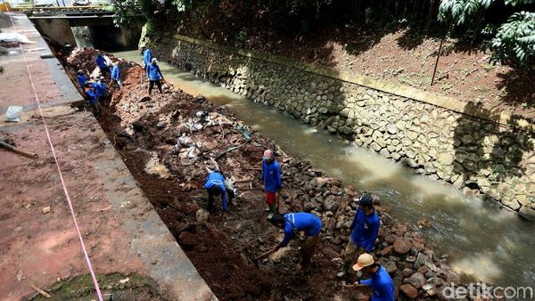 Cegah Longsor, Turap Kali Pancoran Diperbaiki