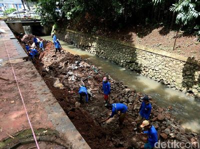 Cegah Longsor, Turap Kali Pancoran Diperbaiki