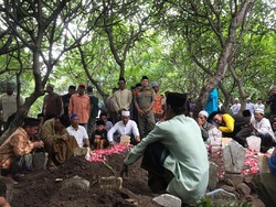 Tiba di Rumah Duka, 2 Jenazah Korban Mobil Tercebur Sungai Dimakamkan