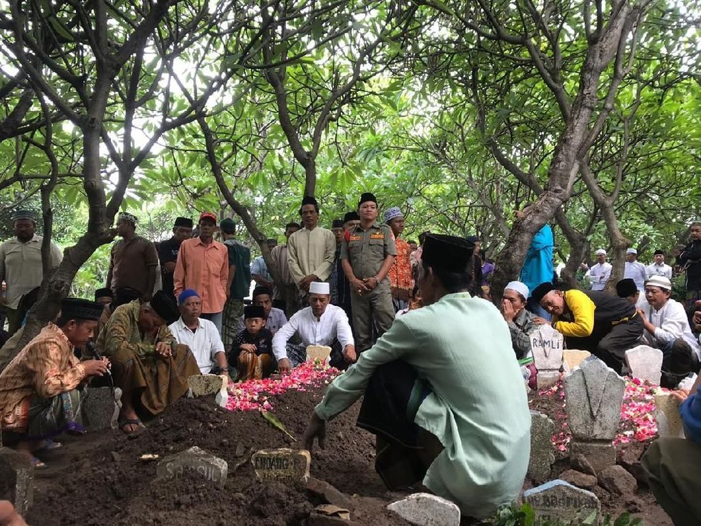 Tiba di Rumah Duka, 2 Jenazah Korban Mobil Tercebur Sungai Dimakamkan Tiba di Rumah Duka, 2 Jenazah Korban Mobil Tercebur Sungai Dimakamkan