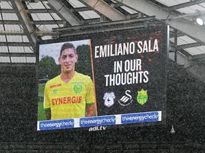 Serpihan Diduga Bagian Pesawat Emiliano Sala Ditemukan di Rotterdam Serpihan Diduga Bagian Pesawat Emiliano Sala Ditemukan di Rotterdam