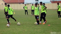 Manajer Persebaya, Candra Wahyudi, meminta PSSI lebih tegas untuk menentukan jadwal. Karena bila memang tuan rumah belum bisa mendapat tempat pertandingan, harus kembali ke statuta PSSI.