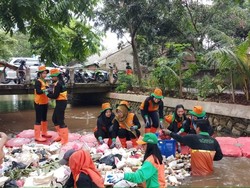 Bikin Gagal Fokus! Petugas UPK Cantik ini Bersihkan Kali Baru Barat