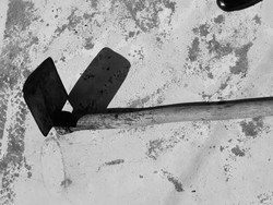 Ini Cangkul yang Dipakai Pelajar Bunuh Pengusaha Keripik di Kalbar