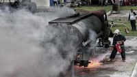 Melihat Adu Cepat Padamkan Tangki BBM yang Terbakar