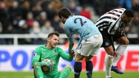 Kiper Newcastle United Martin Dubravka harus berjibaku menghadapi gelombang serangan Manchester City sepanajng 90 menit. (Scott Heppell/Reuters)