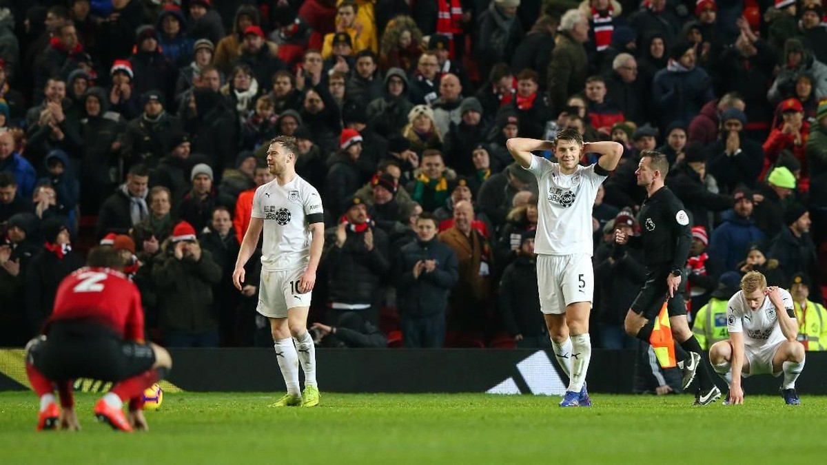 Burnley kehilangan kemenangan di depan mata di Old Trafford. (Foto: Alex Livesey/Getty Images)